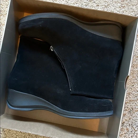 La Canadienne Shiane Black Suede Boots - Picture 5 of 13